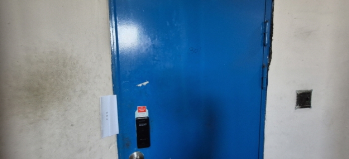 전유세대 출입문(3층 계단쪽)(현황조사 안내문 부착)