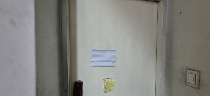 전유세대 출입문(3층 가운데)(현황조사 안내문 부착)