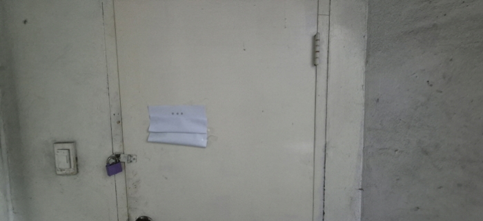 전유세대 출입문(3층 오른쪽)(현황조사 안내문 부착)