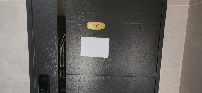 102호 현관문