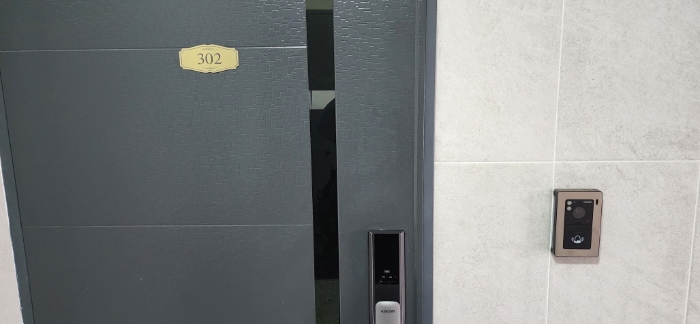 302호 현관문