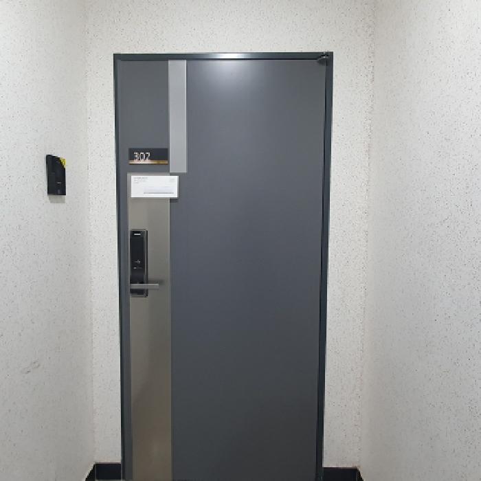 제시목록1 건물 302호 세대현관문 전경 