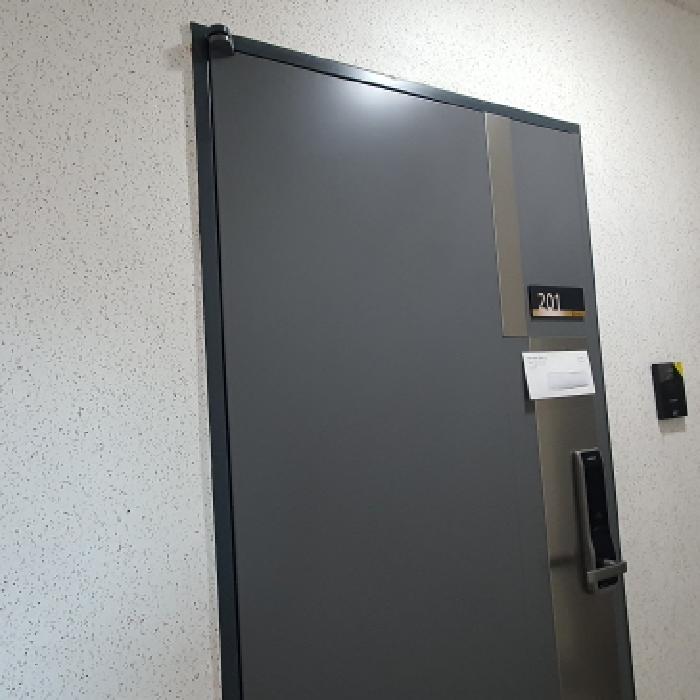 제시목록1 건물 201호 세대현관문 전경 