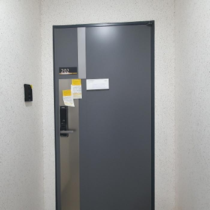 제시목록1 건물 202호 세대현관문 전경 