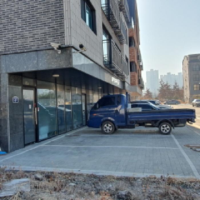 제시목록2 토지 및 제시목록1 건물앞 주차장 모습 