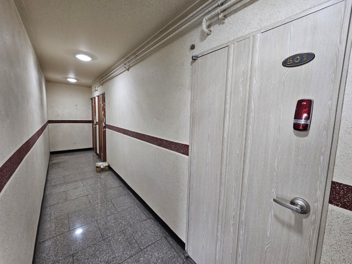 본건 기호 2) 5층 복도 전경