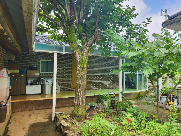 기호 1,2,3 토지 및 기호 4-가 건물, 제시외건물㉡