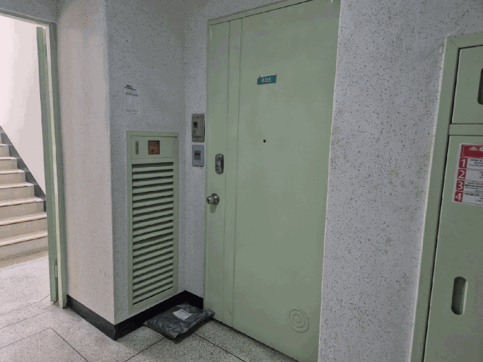 < 대상물건 현관문 전경 >‘><br /><img src=