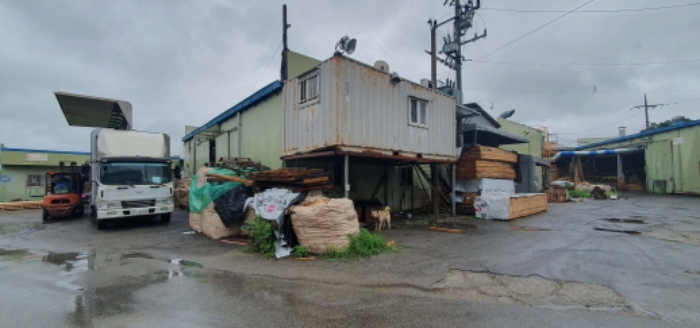 목록 2 첫째 공장 건물(파란색 패널 건물)과 그 앞의 제시외 컨테이너
