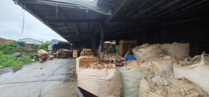 목록 2 건물(첫째, 둘째 건물) 뒷편으로 덧붙혀 짓은 제시외 건물