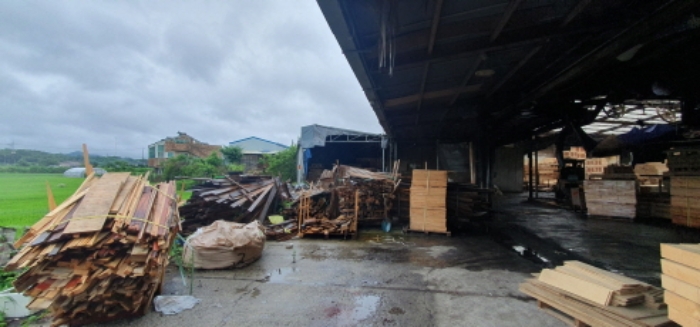 목록 2 건물(첫째, 둘째 건물) 뒷편으로 덧붙혀 짓은 제시외 건물