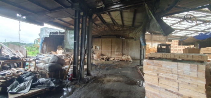 목록 1 토지상의 제시외 건물(목록 2 건물 옆쪽으로 덧붙혀 짓은 것으로 보임)