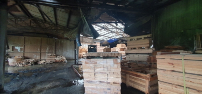 목록 1 토지상의 제시외 건물(목록 2 건물 옆쪽으로 덧붙혀 짓은 것으로 보임)