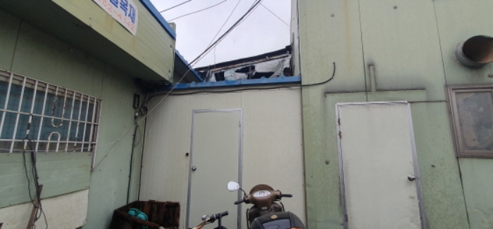 목록 1 지상의 제시외 건물(좌측 사무실건물, 우측 공장 건물 사이 샌드위치패널로 덧붙혀 짓은 부분)