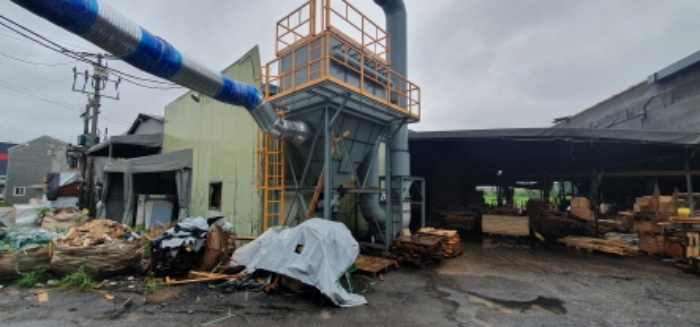 목록 2 둘째 공장 건물(파란색 패널 건물)과 그 앞의 제시외 불상의 기구