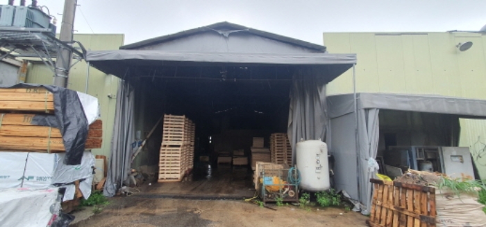 목록 2 둘째건물(좌측)과 셋째건물(우측) 사이의 덧붙혀 짓은 제시외 건물(중간)