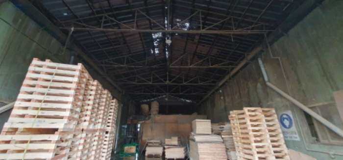 목록 2 둘째건물(좌측)과 셋째건물(우측) 사이의 덧붙혀 짓은 제시외 건물(중간)의 내부 모습