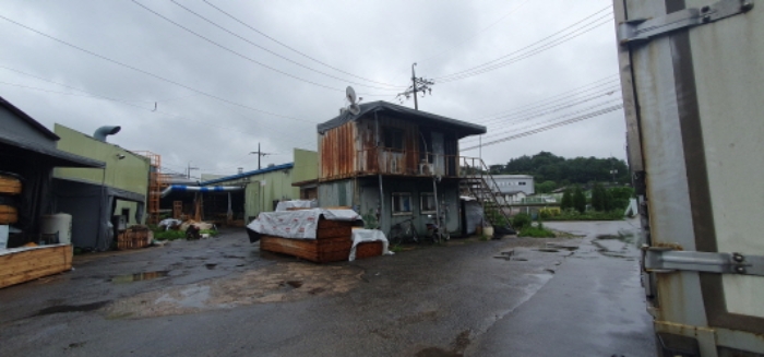 목록 3 토지상의 목록 4 건물(우측 파란색 패널건물)과 그 앞에 컨테이너 2개(2층으로 쌓여 있음)