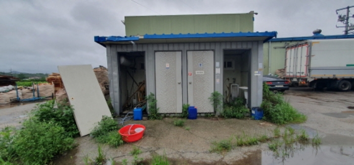 목록 1 지상의 제시외 화장실 건물(목록 2 건물 중 사무실 건물 옆에 있음)