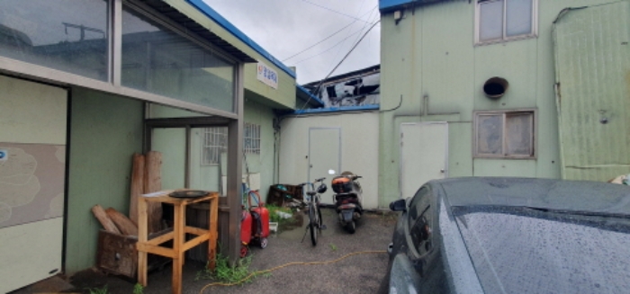 목록 1 지상의 제시외 건물(좌측 사무실건물, 우측 공장 건물 사이 샌드위치패널로 덧붙혀 짓은 부분)