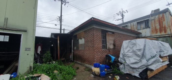 목록 3 토지상의 붉은 벽돌 건물(목록4 기숙사로 추정)와 그 우측의 제시외 컨테이너 2개