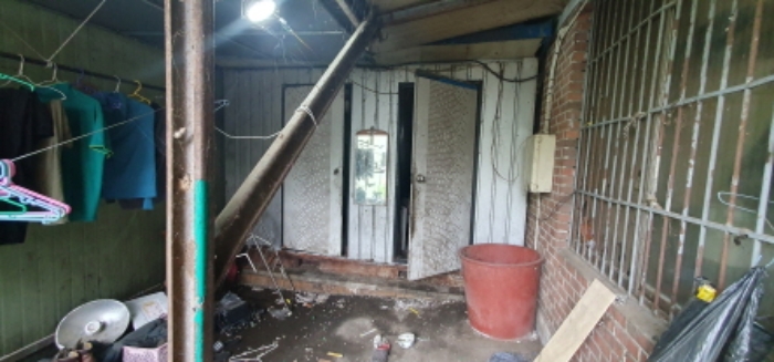 목록 3 토지상의 목록 4 건물과 제시외 붉은 벽돌 건물 사이의 제시외 건물(세탁기 등이 있음)