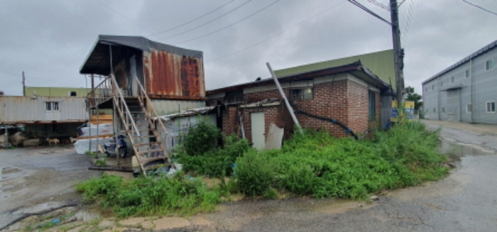 목록 3 토지상의 붉은 벽돌 건물(목록4 기숙사로 추정)와 그 좌측의 제시외 컨테이너 2개