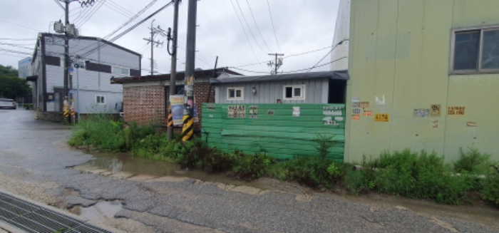 목록 3 토지상의 목록 4 건물과 제시외 붉은 벽돌 건물 사이의 제시외 건물(세탁기 등이 있음)의 뒷모습