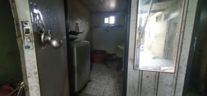 목록 3 토지상의 목록 4 건물과 제시외 붉은 벽돌 건물 사이의 제시외 건물(세탁기 등이 있음)