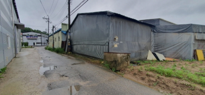 목록 5토지 전경(도로 우측부분)와 목록 3 토지상의 제시외 천막건물