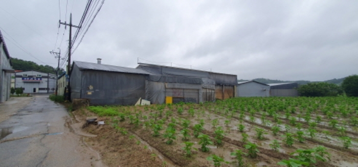 목록 1,2,3,4,5 토지와 그 지상의 건물 (제시외 천막건물)전체 전경