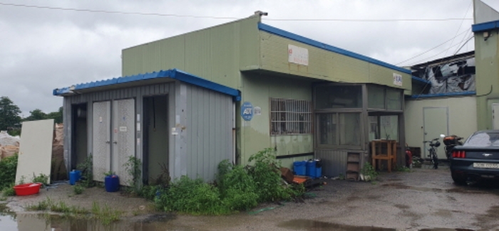 목록 2 건물 중 사무실 건물과 그 옆의 제시외 화장실 건물