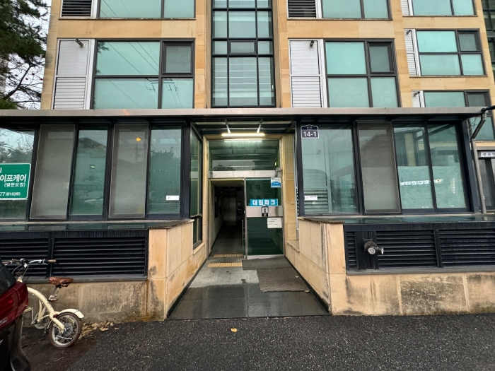 본건 공동출입문 및 제시외건물(ㄱ), (ㄴ)