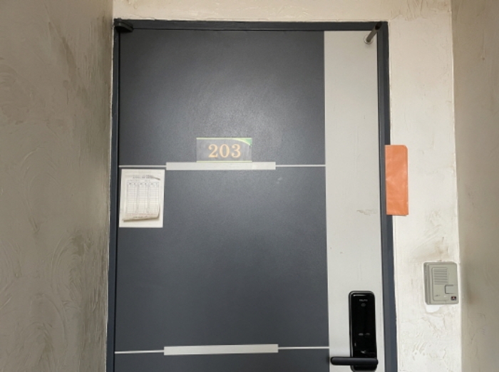 203호 출입문