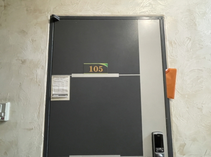 105호 출입문