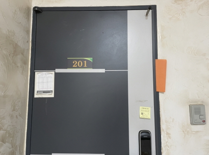 201호 출입문