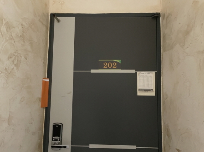 202호 출입문