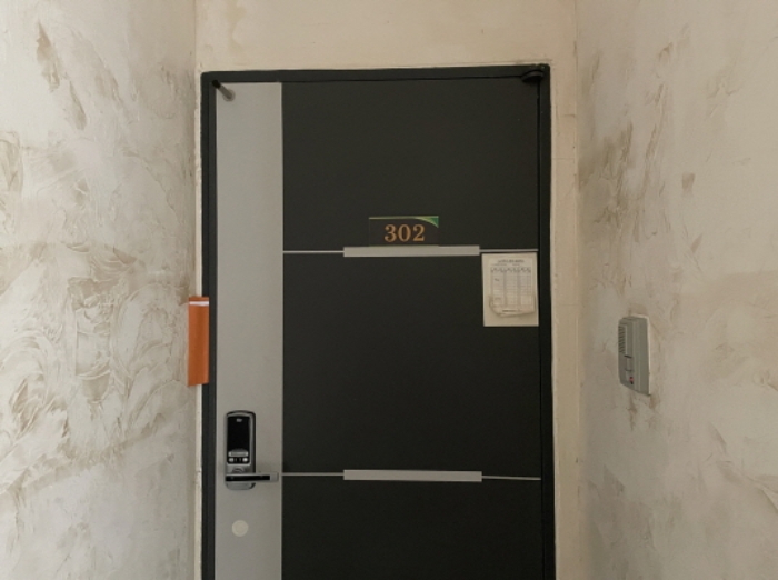 302호 출입문