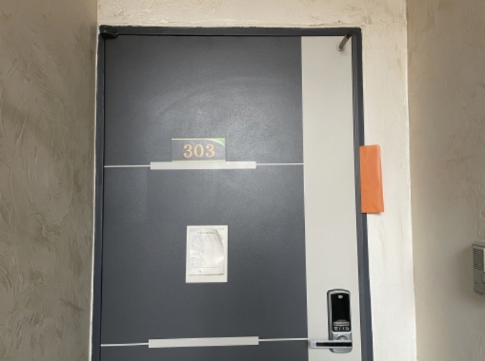 303호 출입문