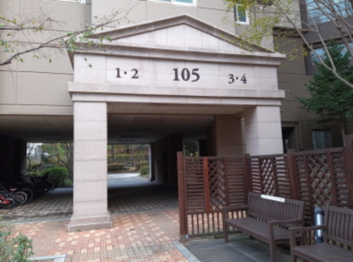 * 본건 목적물 소재 동 공동출입구 전경