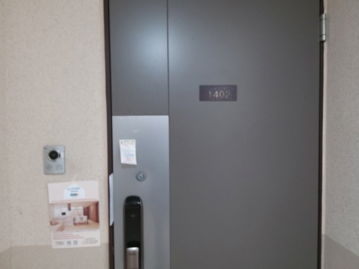 * 본건 목적물 1402호 현관문 전경