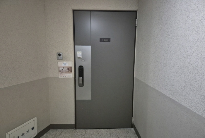 본건(평택 롯데캐슬 105동 1402호) 출입문