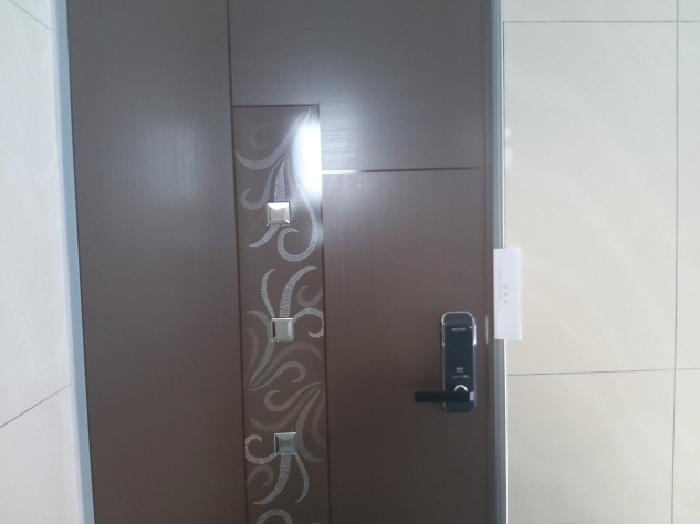 * 본건 목적물 1층 현관문 전경