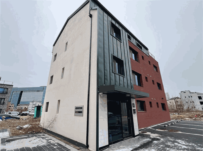 <본 건물 북서측에서 촬영>‘><br /><img src=