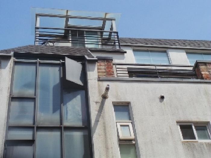 사진4번 [목록번호2번 부동산에 소재하는 차양 난간 등 전경]