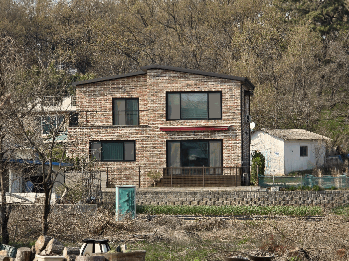 기호 (2) 건물 남측 및 제시외 (ㄱ)