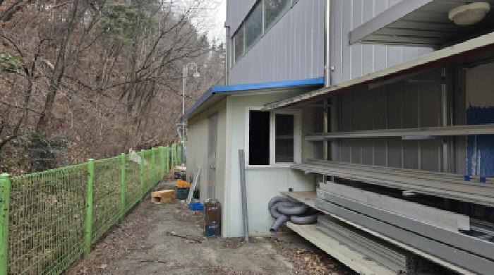 제시외 비동 옆에 설치된 창고동의 전경