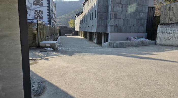 경북 칠곡군 동명면 기성리 1058-5, 1058-8, 1046-1. 지상 건물의 전경