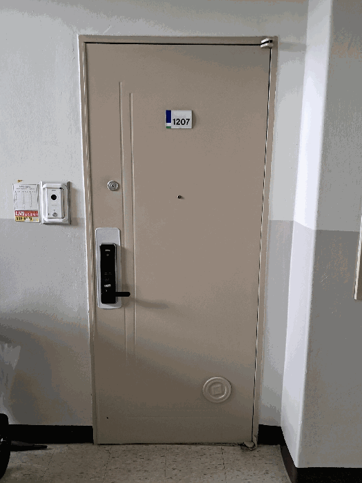 본건 현관 입구