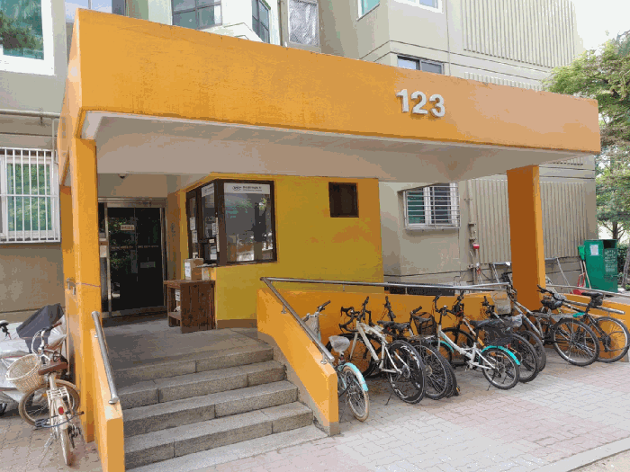 본건 현관 출입구 전경